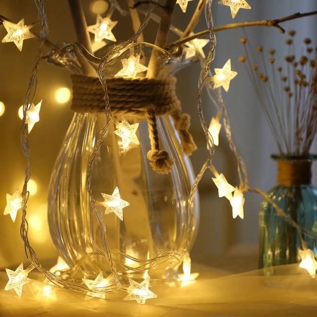 Guirnalda de estrellas lumínicas en florero de vidrio 