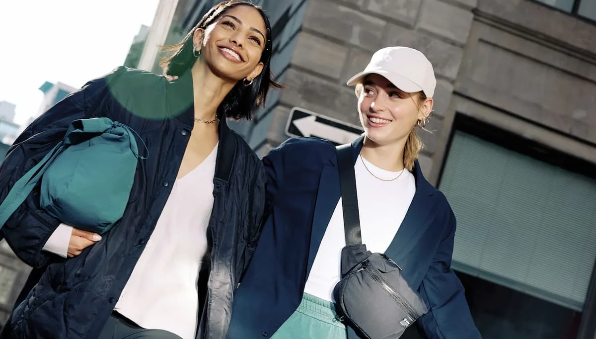 Dos mujeres jóvenes con look deportivo, usando ropa de Lululemon