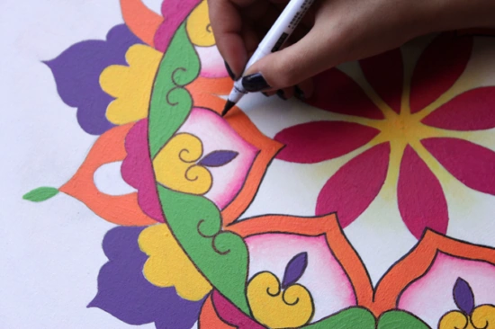 como pintar macetas a mano puedes pintar mandalas en las macetas a mano