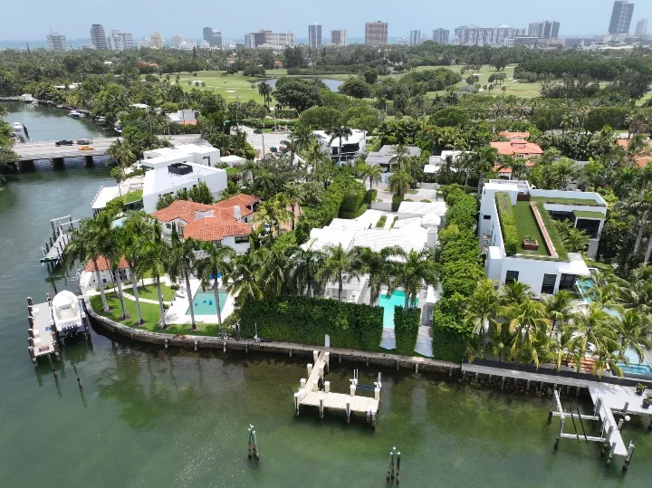 Fachada de la mansión de Shakira en Miami con más de 30 metros de muelle privado. Fachada de la mansión de Shakira en Miami con más de 30 metros de muelle privado sobre la Bahía de Biscayne. Foto: GTRES