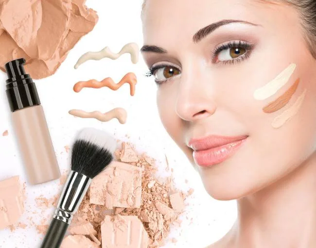 como-maquillar-las-cejas-perfectas Mujer con cejas perfectas y productos de maquillaje, una guía de cómo maquillar las cejas para sumar brillo a tu mirada.