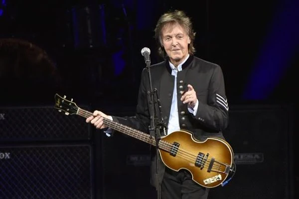 Paul McCartney cantando en vivo