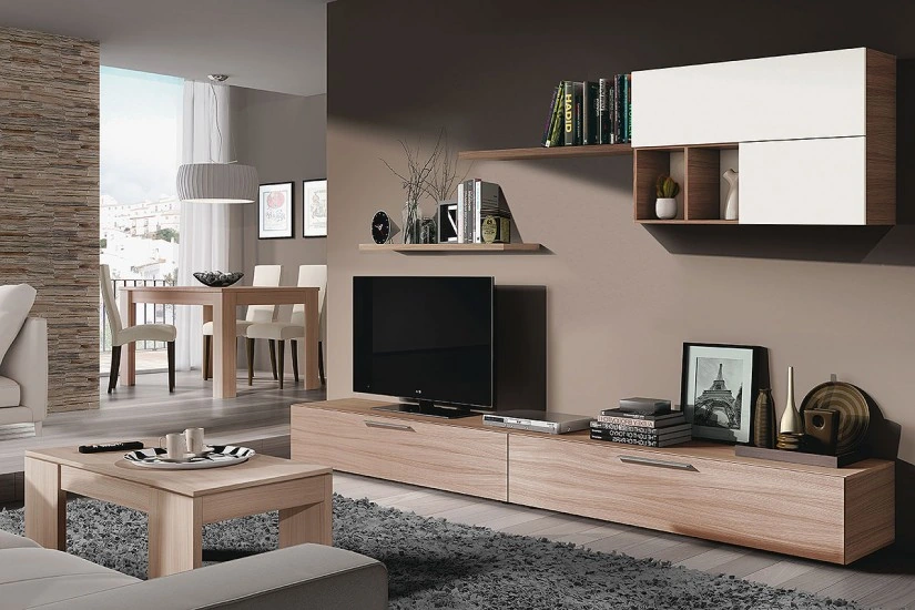 sala pequeña con mueble de TV flotante en madera clara y módulos blancos