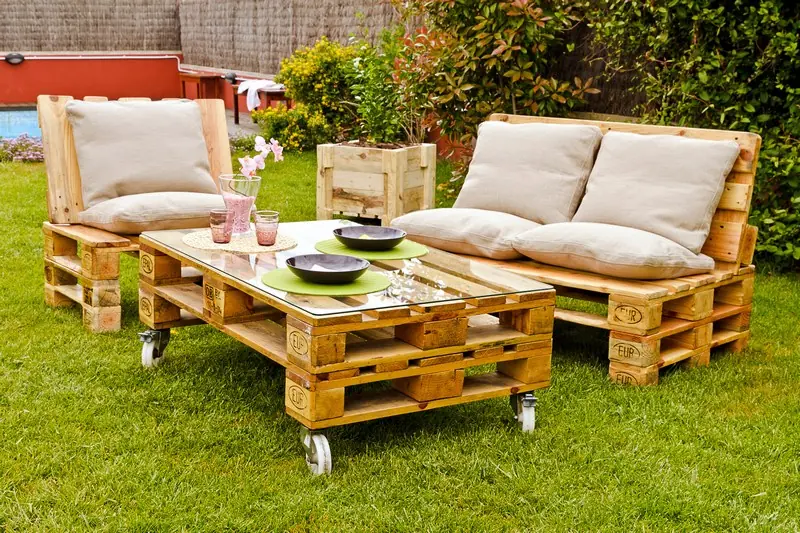 Juego de muebles de jardín hechos con palets de madera