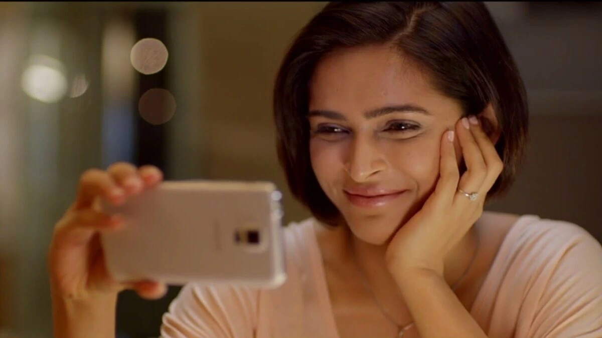 Mujer mirando el celular
