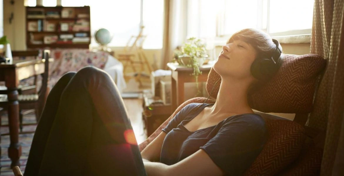 Mujer descansando escuchando un audiolibro