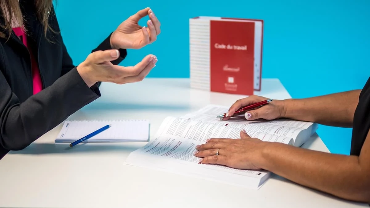 Asesoría laboral con revisión del código de trabajo.