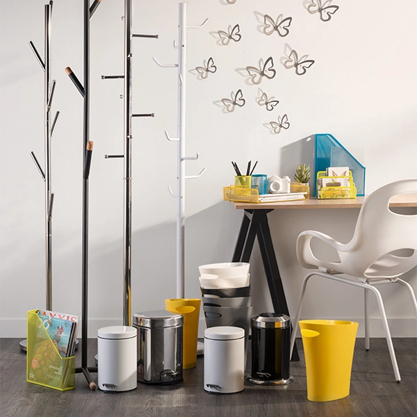 Colección de accesorios de oficina modernos como percheros, papeleras y organizadores para mantener el espacio de trabajo ordenado.