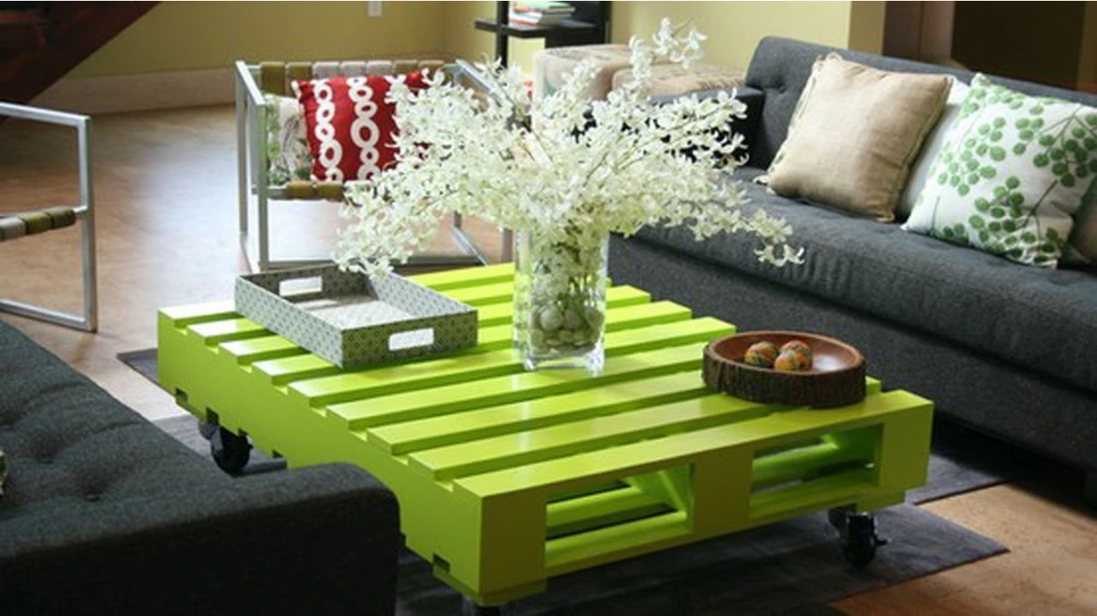 Mesa de centro moderna hecha con un palet pintado de verde lima