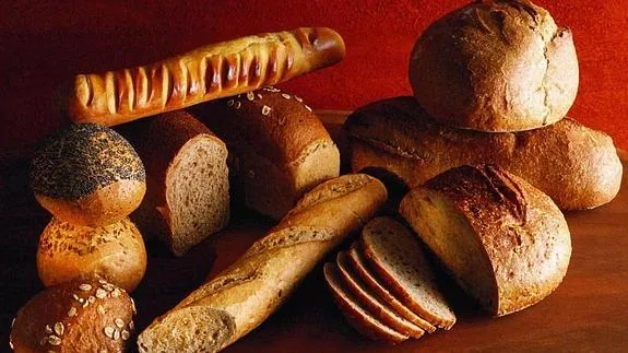 Variedad de panes artesanales para acompañar la picada