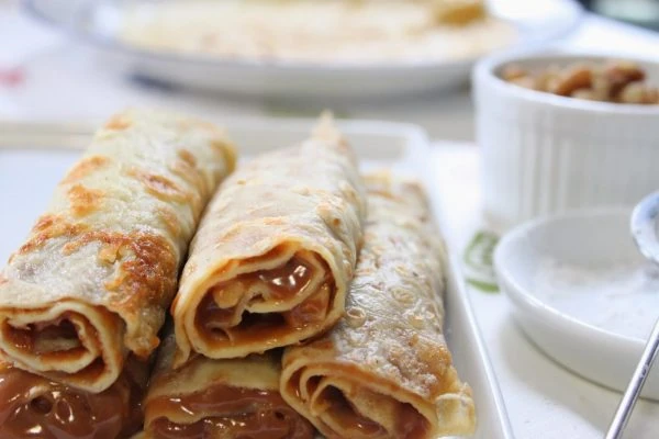 Los panqueques son otra opción práctica y deliciosa. Panqueques de dulce leche en la mesa postres y cosas dulces.