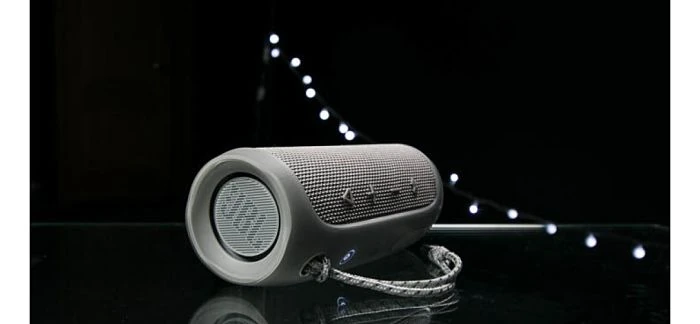 Parlante JBL portátil con luces LED, ideal para escuchar música con sonido potente en 2025.