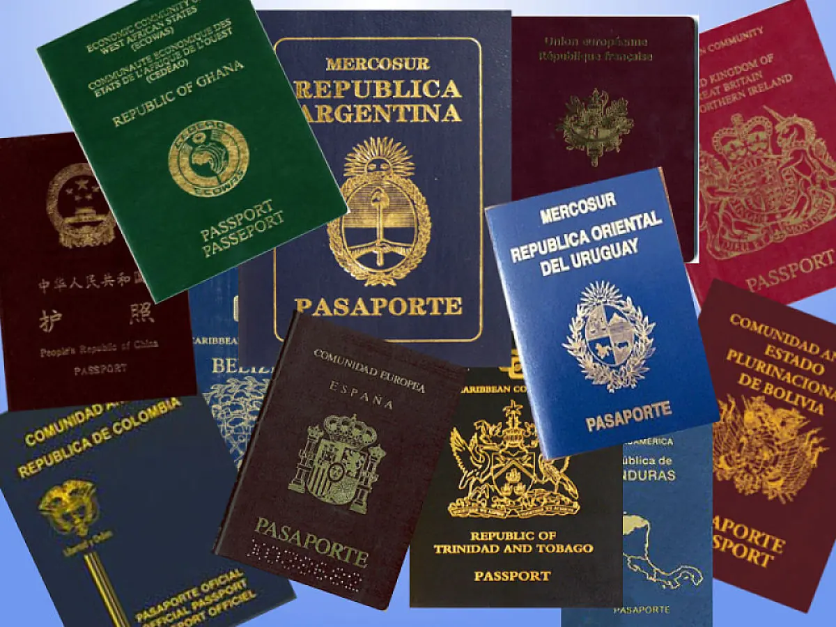 pasaportes de Argentina, Uruguay, España, Colombia y otros países superpuestos en fondo azul