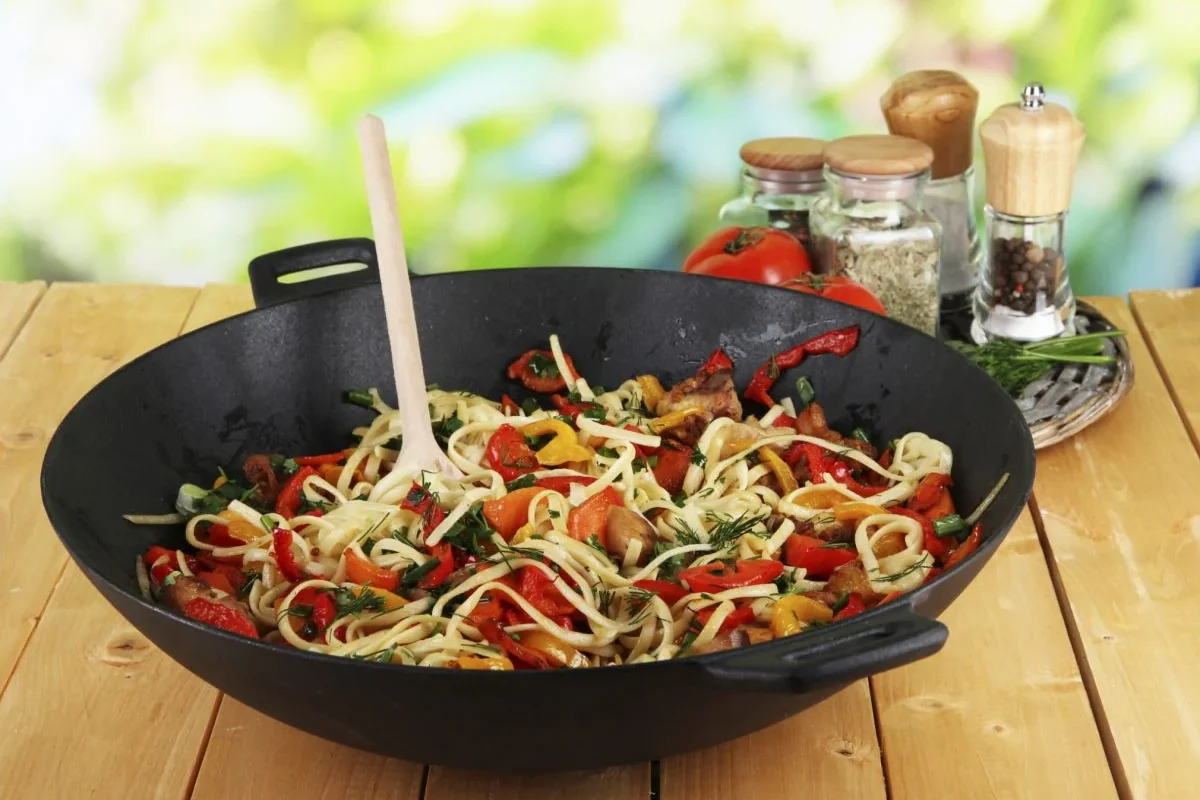 Pastas al wok con morrones y hongos