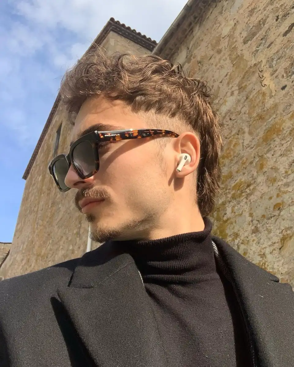 Primer plano de una barba perfectamente delineada con estilo moderno
