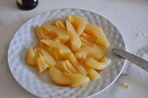 Bajas en calorías y dulces por naturaleza, ideales para postres saludables. tarta de ricota y peras en almibar