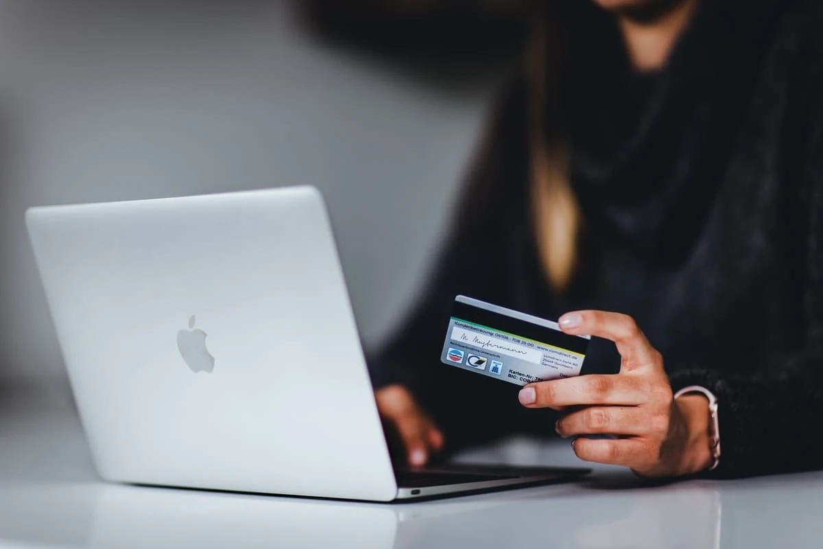 Mujer comprando con su laptop aprovechando el Black Friday