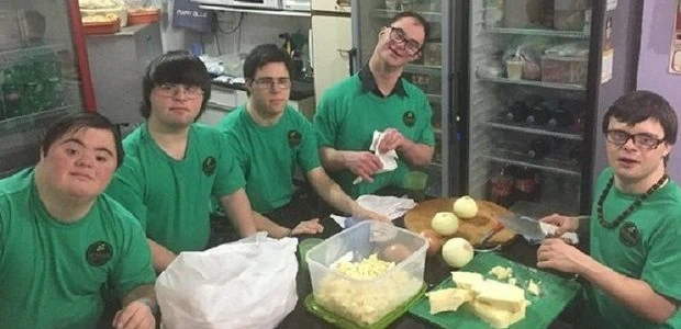 amigos abren pizzeria