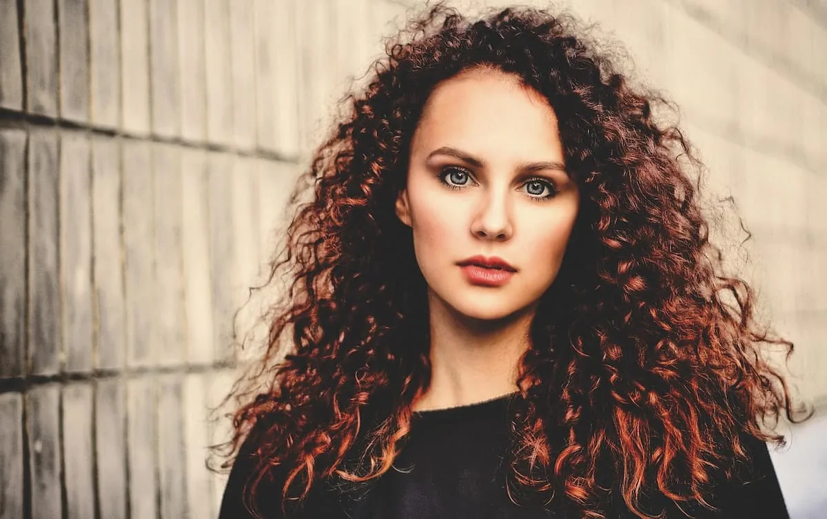 Mujer con cabello esponjado y encrespado por la humedad ambiental