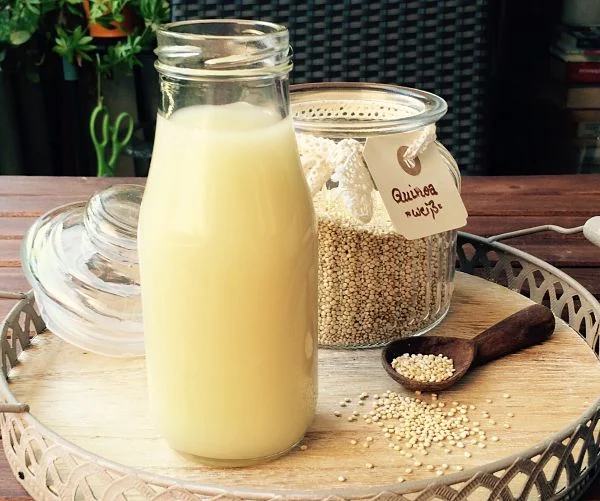 Ideas para Desayunos con Quinoa Leche de quinoa casera en una botella, un ingrediente ideal para preparar postres y desayunos saludables.