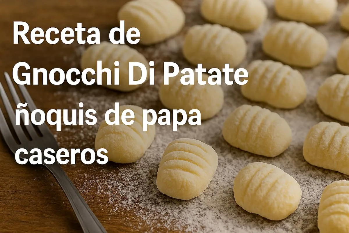 Gnocchi di patate caseros sobre mesa de madera con harina, miniatura de receta italiana de ñoquis de papa.