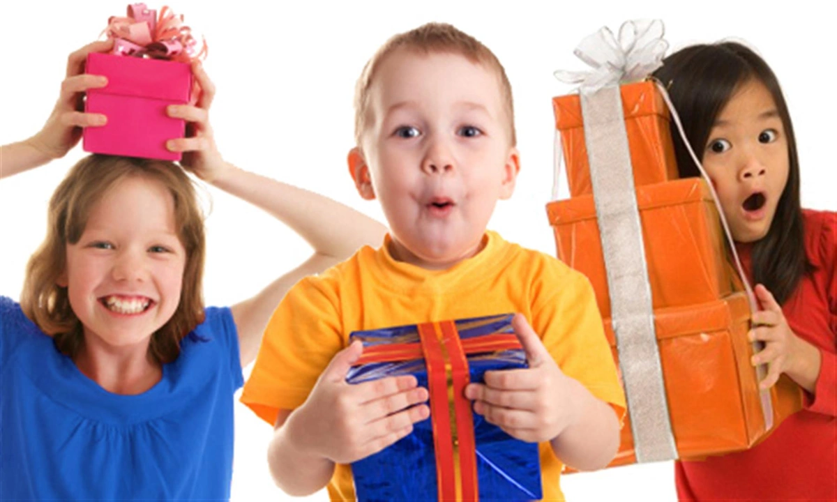 Tres niños con cara de sorpresa y alegría sosteniendo regalos de colores, representando el éxito de las compras en Cyber Monday.
