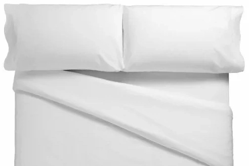 Cómo eliminar los ácaros de la cama Una cama de aspecto limpio con sábanas y almohadas blancas, que ilustra dónde se deben eliminar los ácaros del polvo para prevenir alergias.