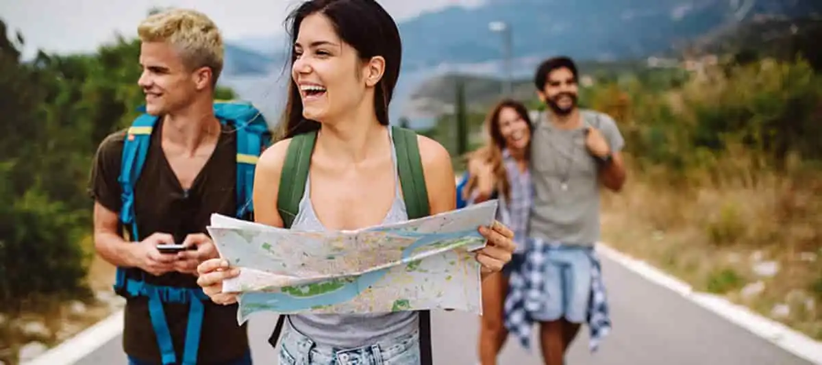Inspiración para Viajes en Pareja y con Amigos Grupo de amigos jóvenes y felices de excursión, representando la inspiración de viajes en pareja o con amigos que se encuentra en Instagram.