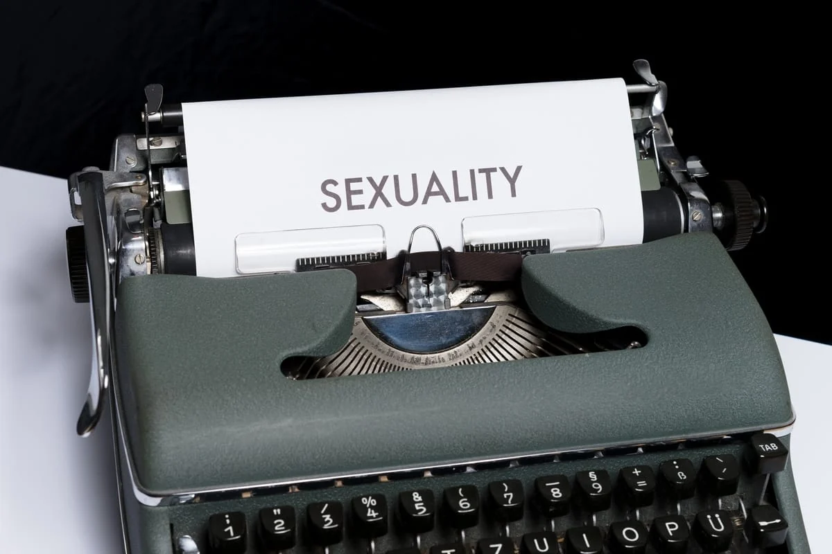 Máquina de escribir con una hoja en blanco con la palabra sexualidad escrita