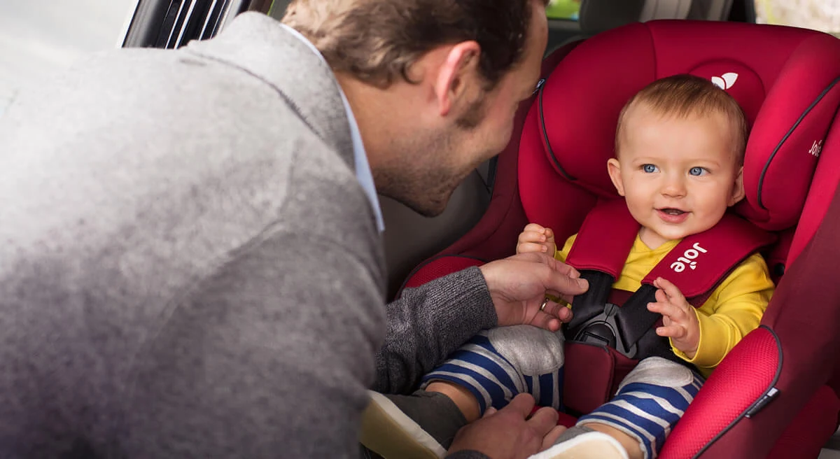 Cómo deben viajar los niños en el auto argentina