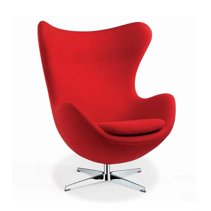 silla huevo roja sobre base cromada como mueble de acento en sala pequeña