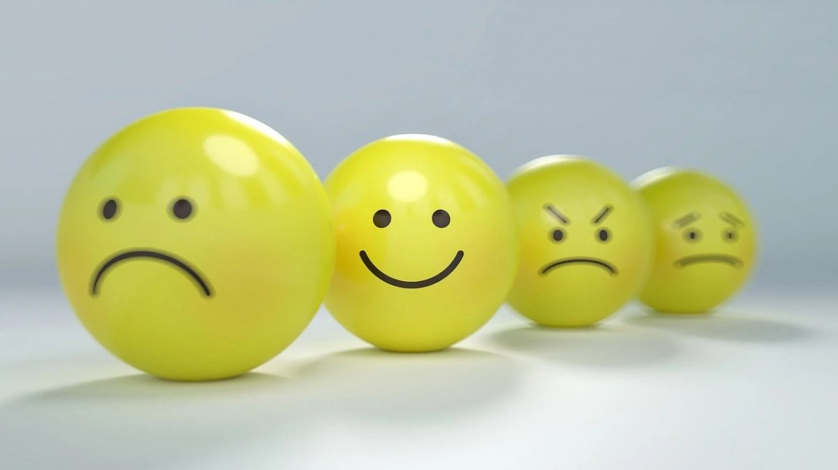 Imagen de pelotas amarillas con caritas que simbolizan inteligencia emocional