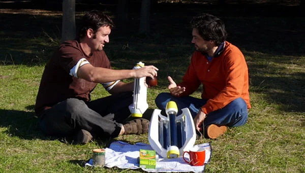 Argentinos tomando mate en una plaza