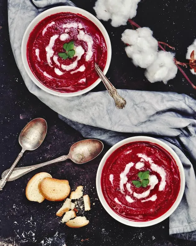 Sopa vibrante de remolachas, un plato colorido y lleno de nutrientes. sopas caseras faciles