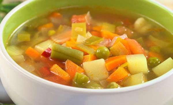 Sopa de vegetales, una opción vegetariana llena de sabor. sopa casera