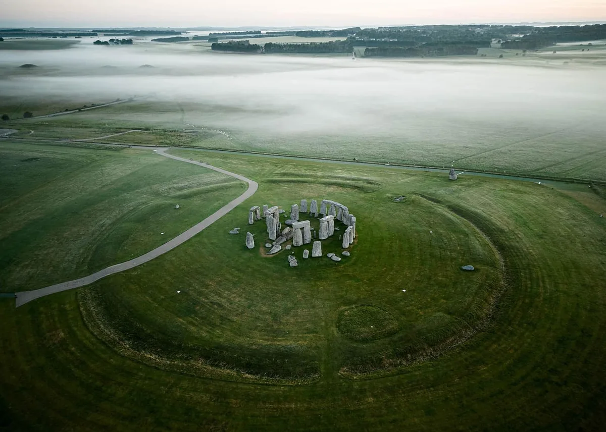 Paisaje de Stonehenge entre la niebla, un escenario ideal para fotografiar la luna de sangre y practicar astrofotografía.
