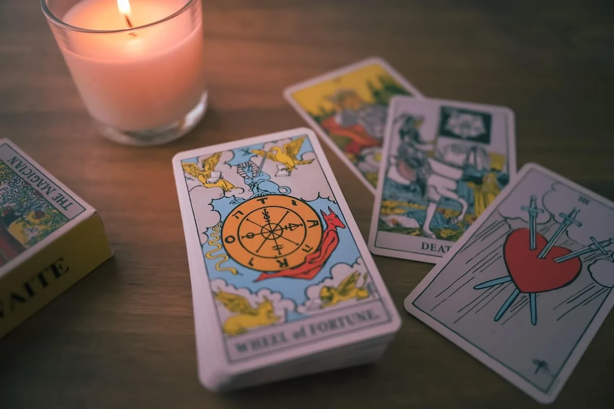 Tirada de tarot con cartas desafiantes, que muestra cómo interpretar una tirada negativa y qué hacer cuando el tarot no dice lo que queremos oír.