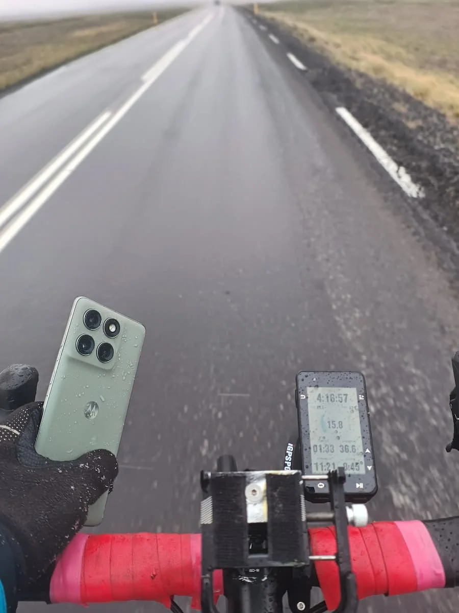 Ciclista con un teléfono Motorola en su mano