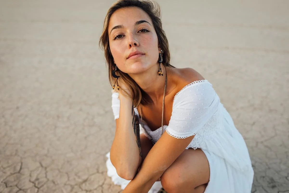 mujer joven con vestido blanco elegante