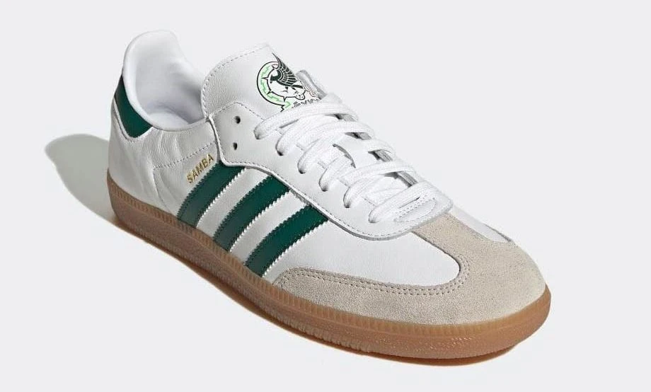 Consideraciones-para-elegir-tenis-de-futbol Un par de tenis clásicos Adidas Samba, un ejemplo de calzado que debe elegirse considerando el tipo de superficie, como canchas duras o para uso casual.