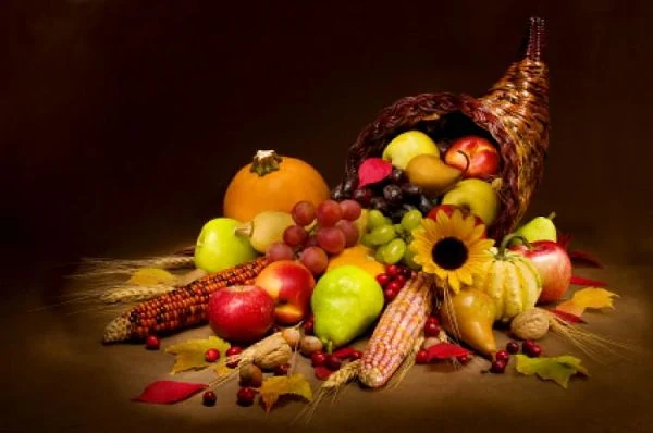 Cornucopia de Thanksgiving con frutas y símbolo de gratitud. Cornucopia con frutas y verduras otoñales, símbolo del Día de Acción de Gracias.