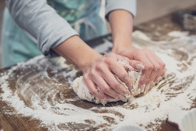El amasado de la masa del pan dulce es fundamental para un buen resultado. Mujer amasando la masa para cocinar pan dulce