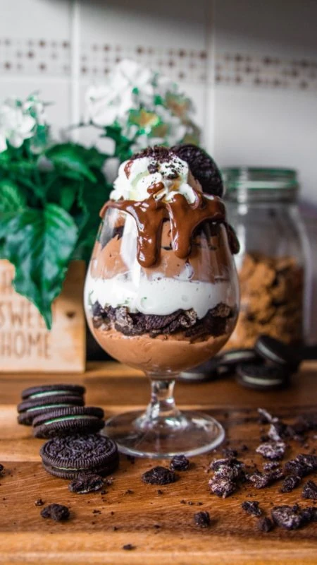 Receta Fácil de Postre de Oreo en Vaso Postre individual de chocolate y galletas Oreo servido en copa, una idea espectacular y fácil para cualquier mesa de dulces o candy bar.