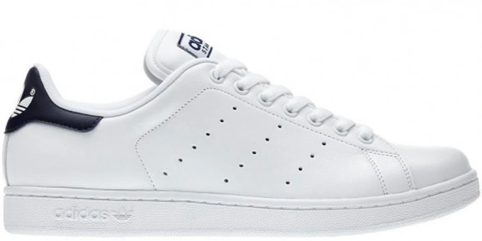 zapatilla Adidas Stan Smith blanca con detalle en azul marino