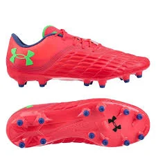 Under-Armour-tacos-de-futbol-rojos Vista lateral y de la suela de los tenis de fútbol Under Armour en color rojo, mostrando su diseño texturizado para un toque preciso del balón.