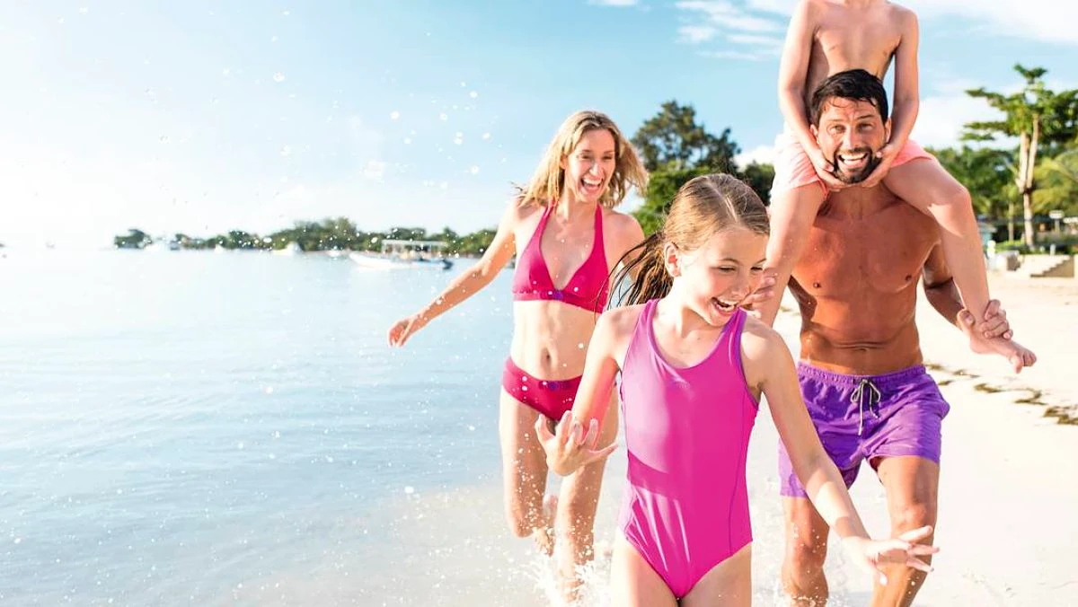 familia de vacaciones en la playa