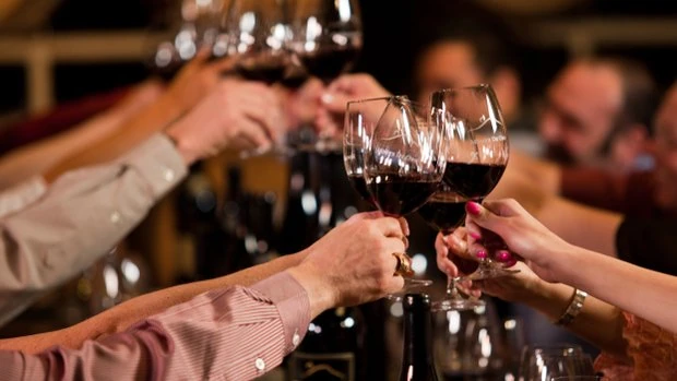 Brindis con copas de vino tinto