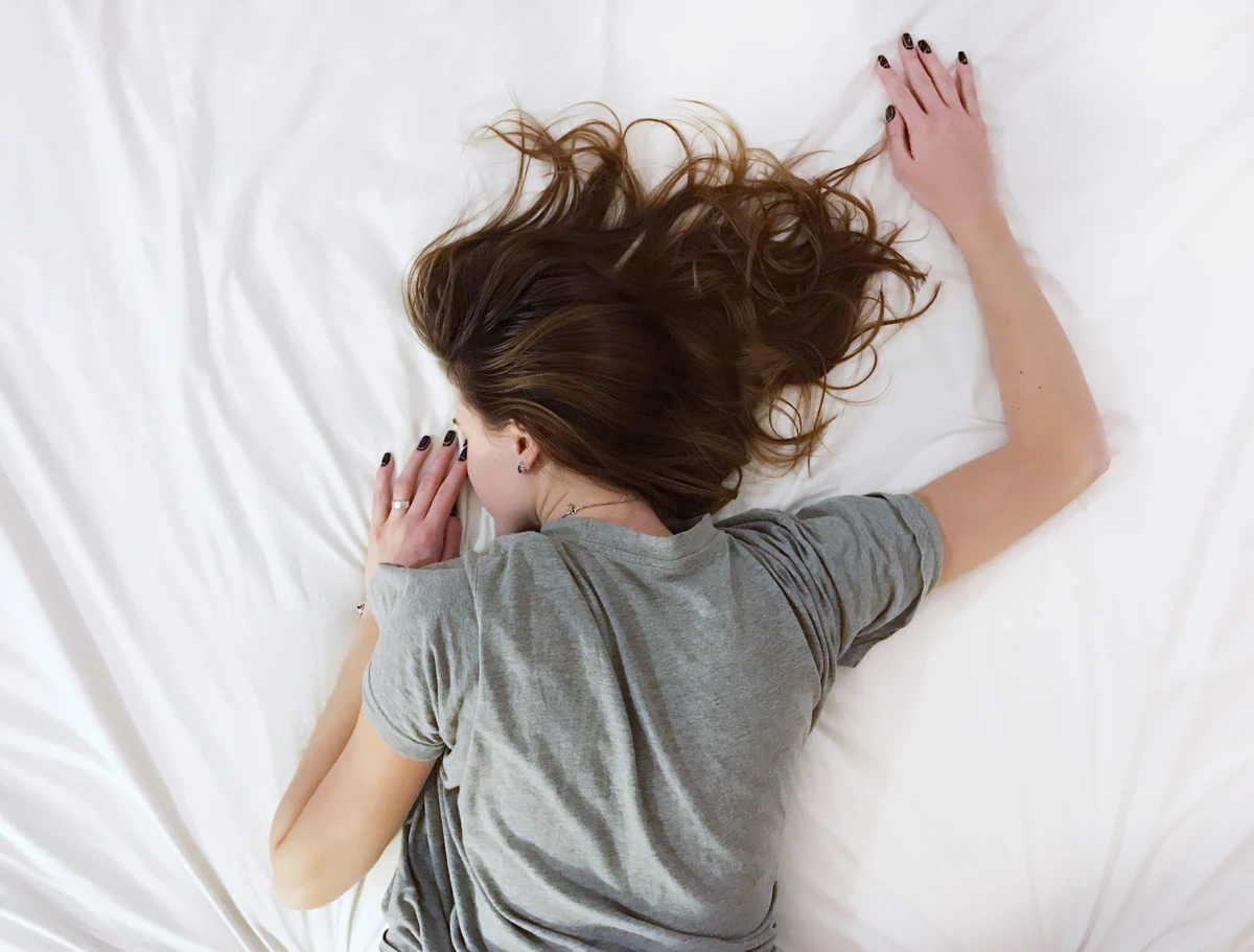 persona sola en una habitación, representando cambios emocionales por abstinencia sexual