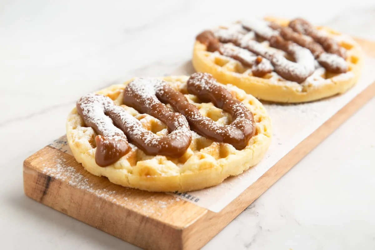 Waffles con dulce de leche y azúcar impalpable. Waffles con dulce de leche y azúcar impalpable.