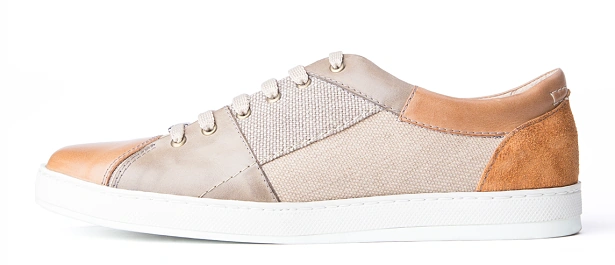 zapatilla beige tonal con parche de lona y detalles en cuero marrón claro